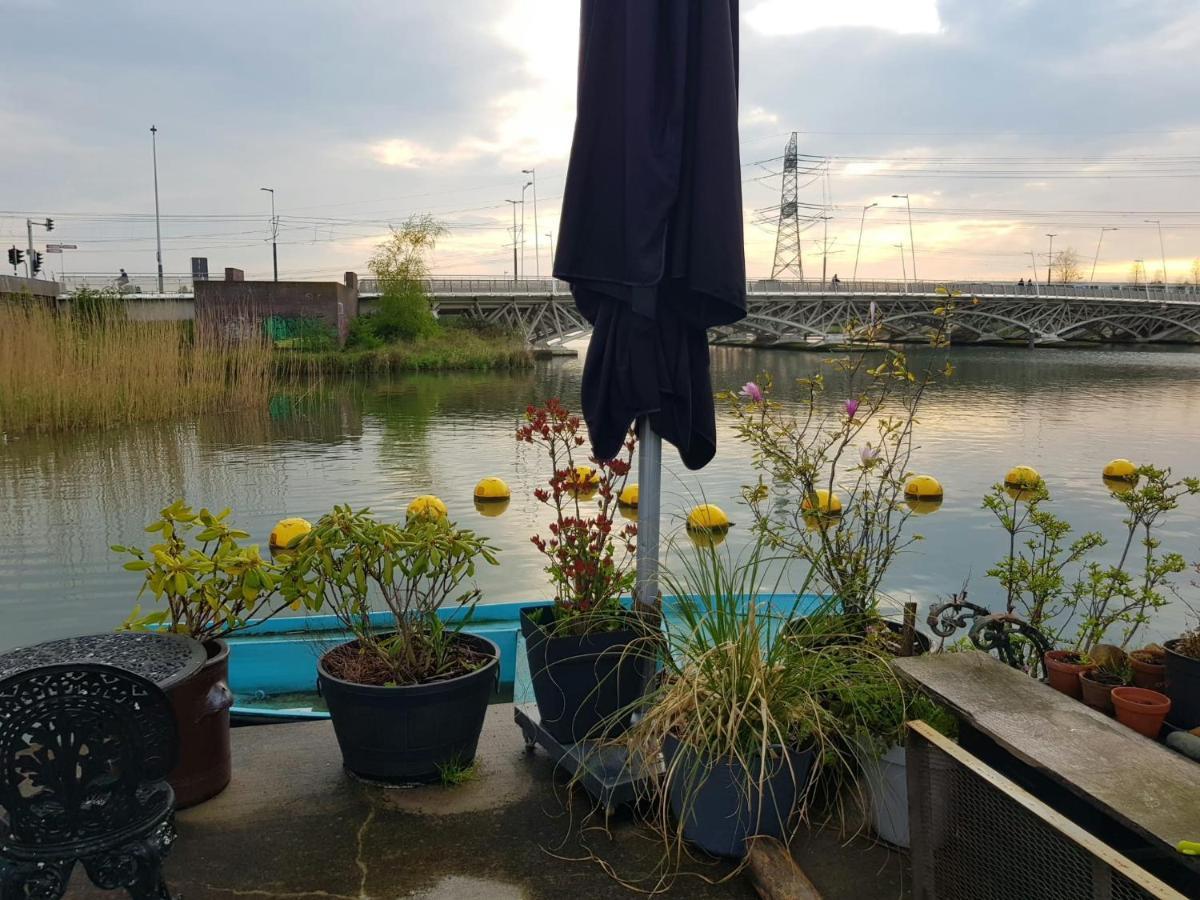 Wheelhouse Euphrate Houseboat Acomodação com café da manhã Diemerbrug Exterior foto