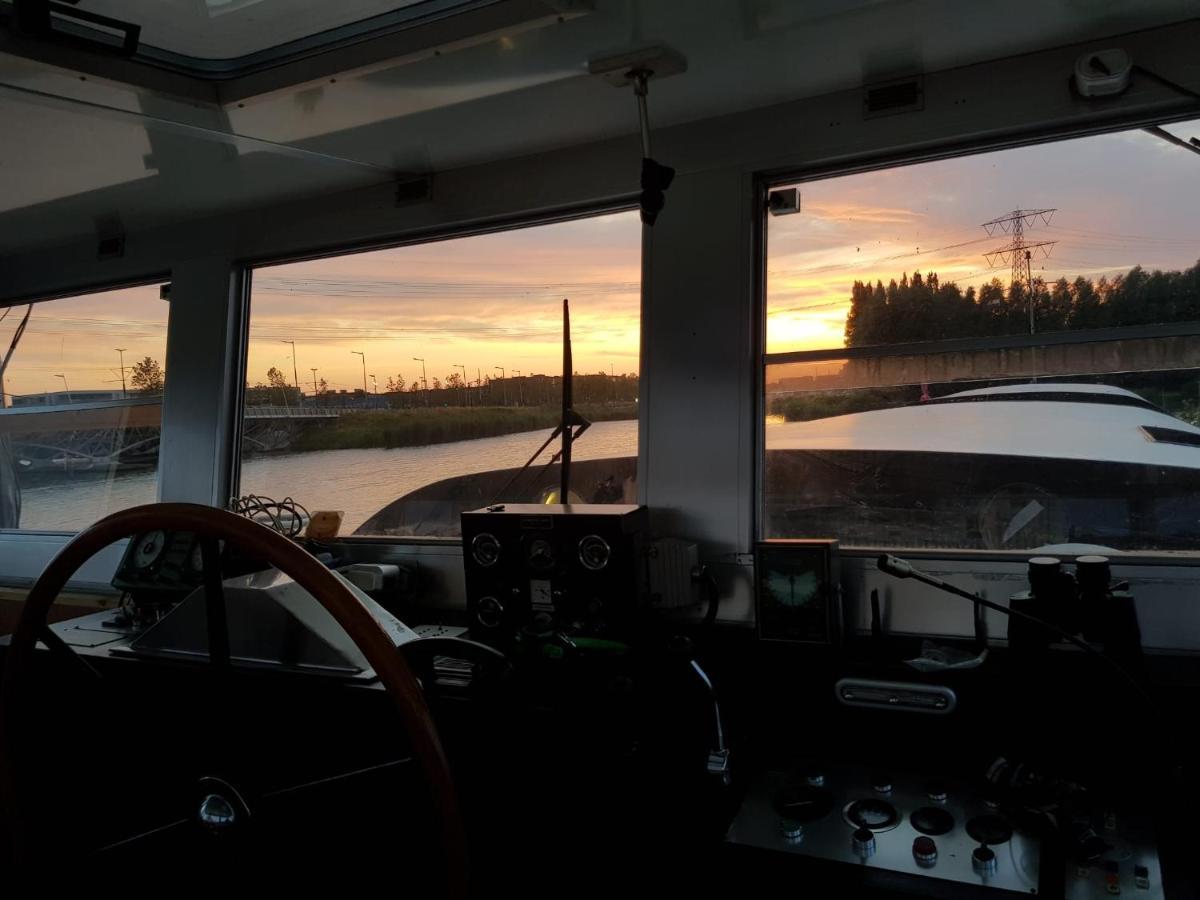 Wheelhouse Euphrate Houseboat Acomodação com café da manhã Diemerbrug Exterior foto