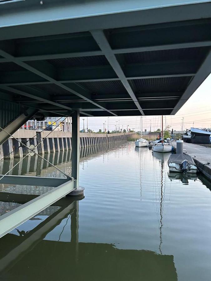 Wheelhouse Euphrate Houseboat Acomodação com café da manhã Diemerbrug Exterior foto