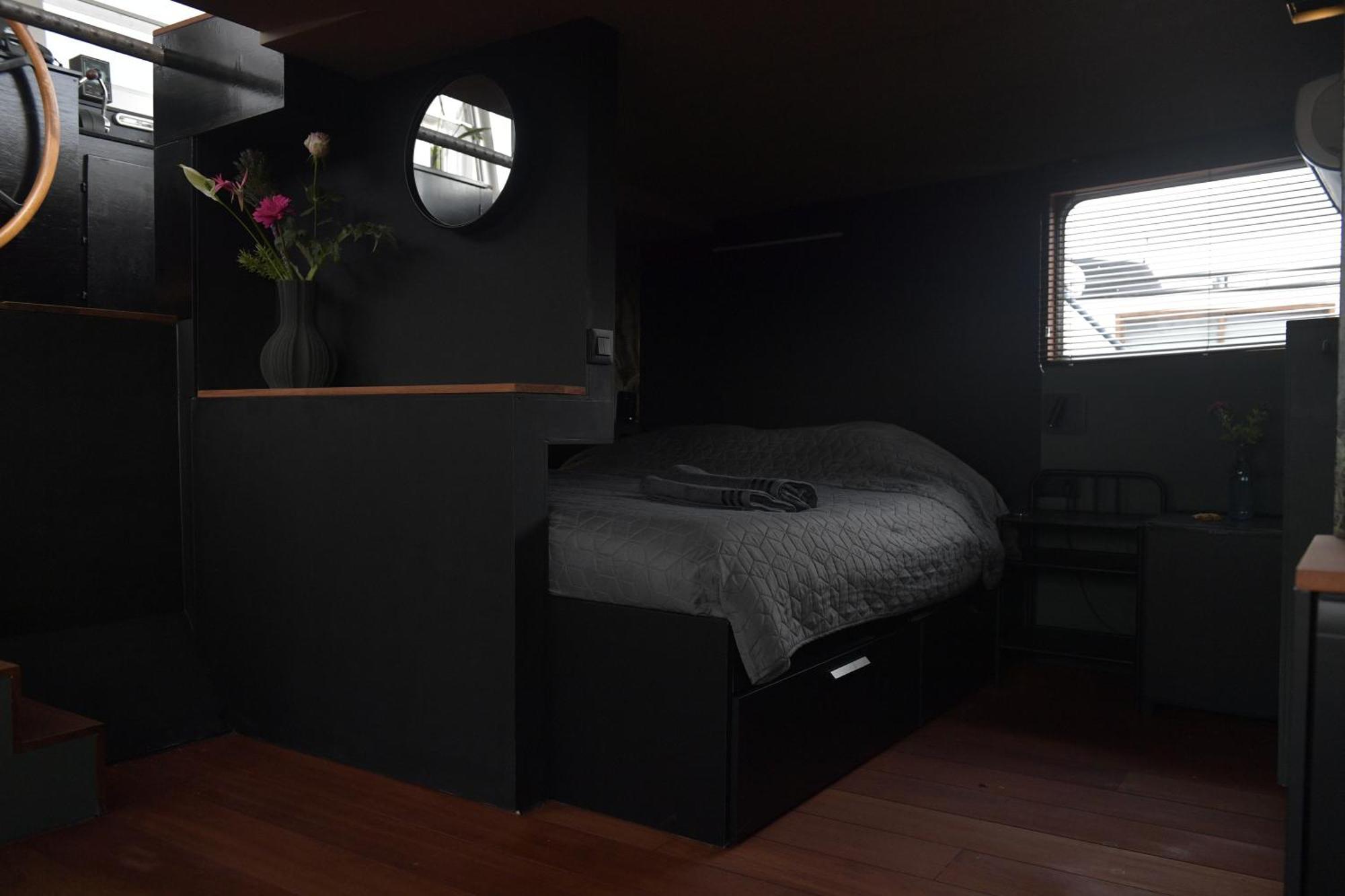 Wheelhouse Euphrate Houseboat Acomodação com café da manhã Diemerbrug Exterior foto