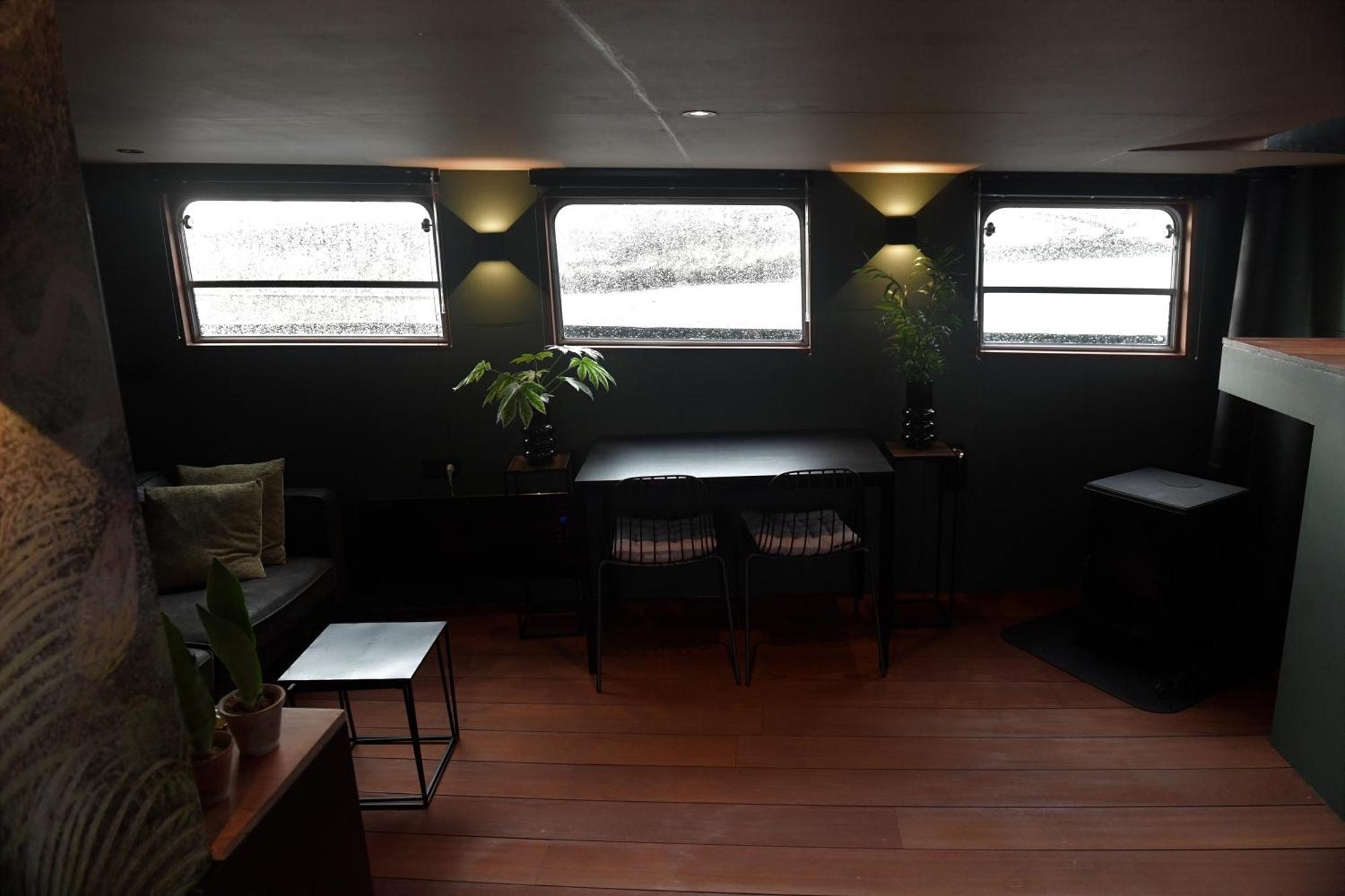 Wheelhouse Euphrate Houseboat Acomodação com café da manhã Diemerbrug Exterior foto